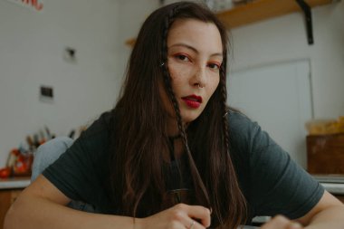 Örgülü ve septum halkalı genç bir kadın.