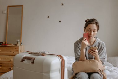 Evde bavulu olan kadın.