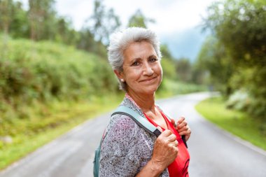 Olumlu ve maceracı tavırları olan son sınıf öğrencisi bir kadın.