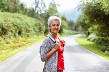 Olumlu ve maceracı tavırları olan son sınıf öğrencisi bir kadın.