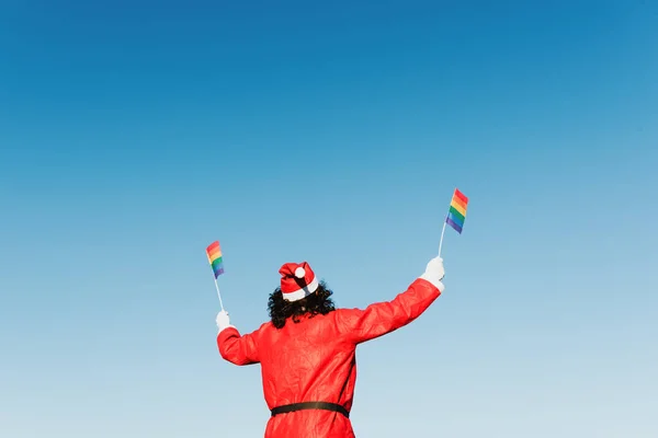 Άγιος Βασίλης Κρατώντας Δύο Σημαίες Igbt Υπερηφάνεια Καθαρό Γαλάζιο Ουρανό — Φωτογραφία Αρχείου