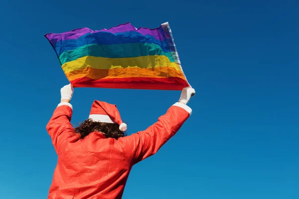 산타클로스가 무지개를 흔들며 자긍심을 표시하는 깃발을 바람에 맞춘다 크리스마스 컨셉트 — 스톡 사진