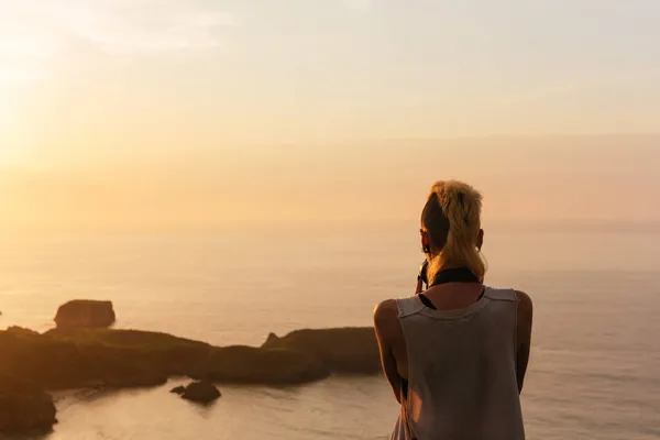 Alternativa Elegante Pessoa Volta Assistindo Pôr Sol Mar Perto Praia — Fotografia de Stock