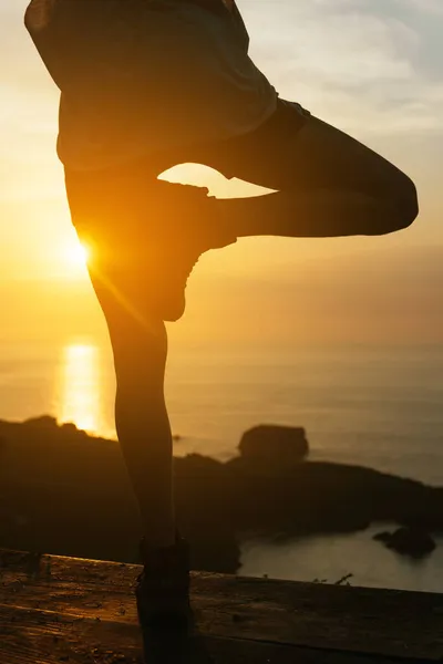 Ben Oigenkännlig Person Utövar Yoga Vrikshasana Pose Framför Havet Vid — Stockfoto