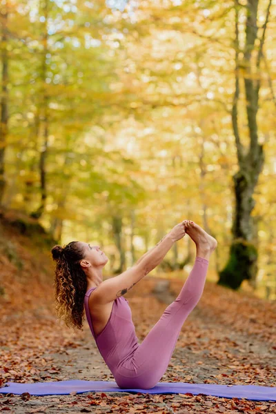 Latin kadın ormanda yoga yapıyor..