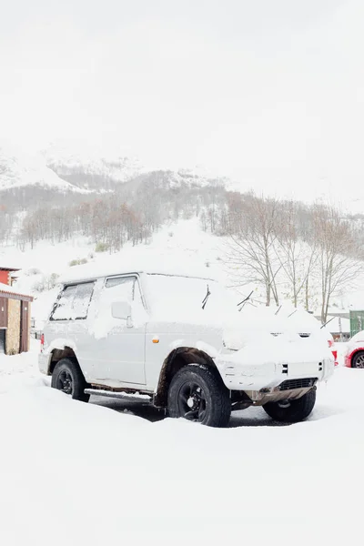 Белый Внедорожник Покрытыми Снегом Колесами Зима — стоковое фото
