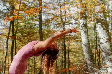 Ormanda yoga yapan bir kadın..