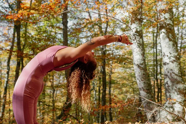 Ormanda yoga yapan bir kadın..