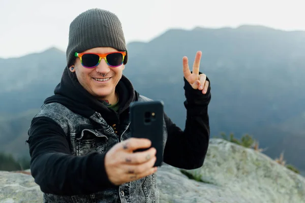 Happy White Gay Man Piercing Tattoos Taking Selfies His Smartphone — Stock Photo, Image