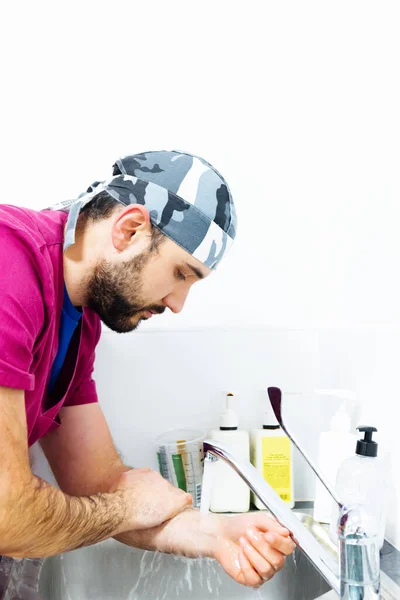 Kirurgen Tvättar Händerna Och Armarna Långt Före Ett Kirurgiskt Ingrepp — Stockfoto