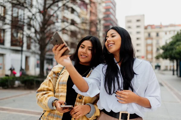 시내를 여행하는 전화로 사진을 찍는다 자매들은 즐거운 시간을 보내고 — 스톡 사진