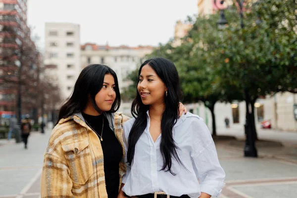 라티나라는 자매는 도시의 거리에서 쳐다보고 있습니다 길거리에서 여자들 — 스톡 사진