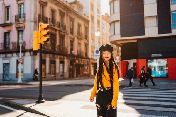 アジアの少女はヨーロッパで観光をしている 晴れた日に中国の若い女性が街を横断して — ストック写真