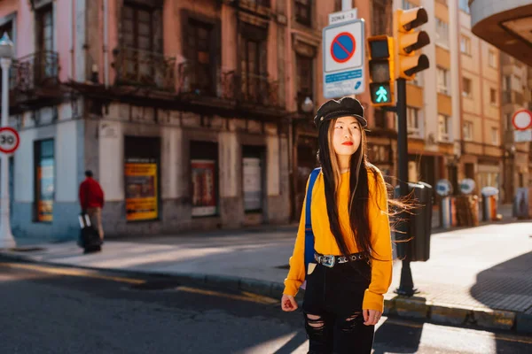 スペイン観光中にヨーロッパの街を横断する歩行者を横断する若いアジア人女性 — ストック写真