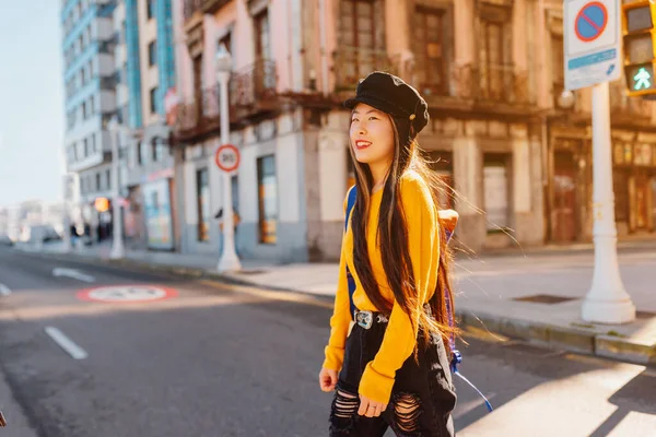 長い髪を持つ若いアジアの女の子は 市内観光を歩く 幸せな中国人女性交差でA横断歩道 — ストック写真