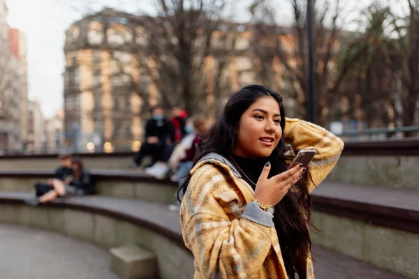 Menina Adolescente Latina Enviando Mensagens Voz Através Seu Telefone Celular — Fotografia de Stock