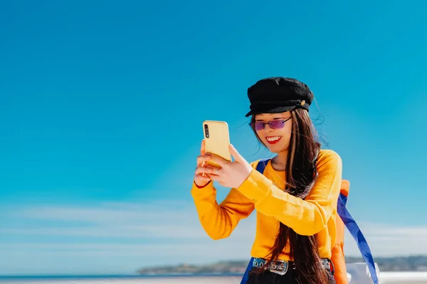 Young Asian Woman Wearing Sunglasses Beret Yellow Sweater Takes Self — Stock Photo, Image