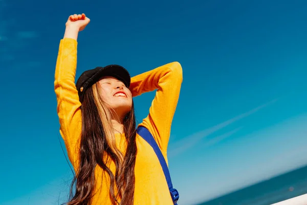 Jovem Menina Asiática Alegre Suéter Amarelo Sorrindo Desfrutando Dia Ensolarado — Fotografia de Stock