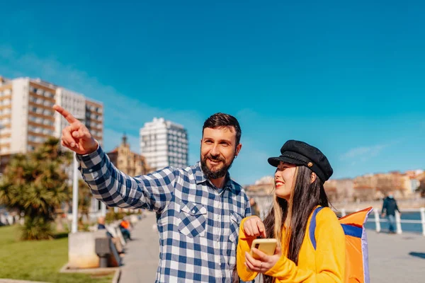 Asian Young Girl Sightseeing Asking Caucasian Man Directions Pointing Place — Stock Fotó