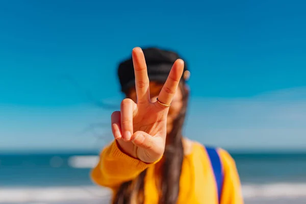 Mão Menina Asiática Fazendo Paz Sinal Vitória — Fotografia de Stock