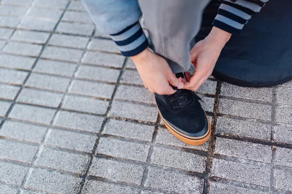 Unrecognizable White Man Crouching Tying His Sneakers Laces Street — 图库照片