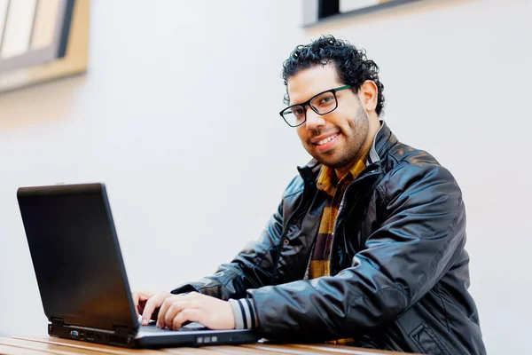 Zblízka Portrét Mladého Brazilského Muže Brýlemi Sedícího Stolu Použití Notebooku — Stock fotografie
