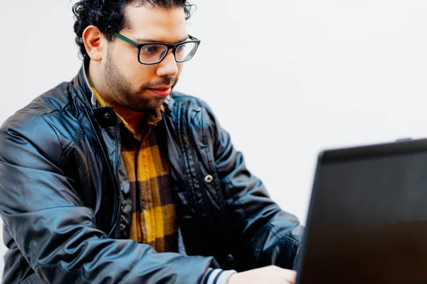 안경을 테이블에 노트북을 사용하는 질리안 남자의 일하거나 공부하거나 기술을 사용하는 — 스톡 사진