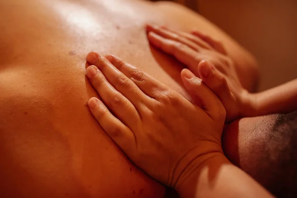 Detalhe Das Mãos Uma Massagista Realizando Uma Massagem Nas Costas — Fotografia de Stock