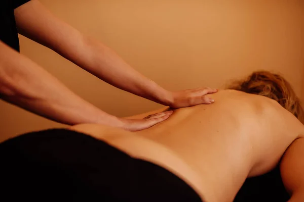 Onherkenbare Masseuse Het Uitvoeren Van Een Rugmassage Aan Een Vrouw — Stockfoto