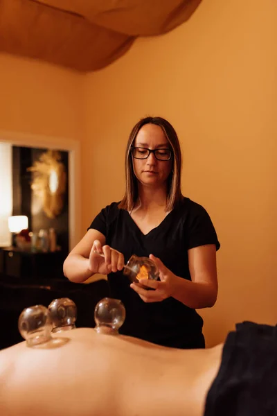 Vrouw Bereidt Glazen Beker Met Vuur Voor Cupping Therapie Het — Stockfoto