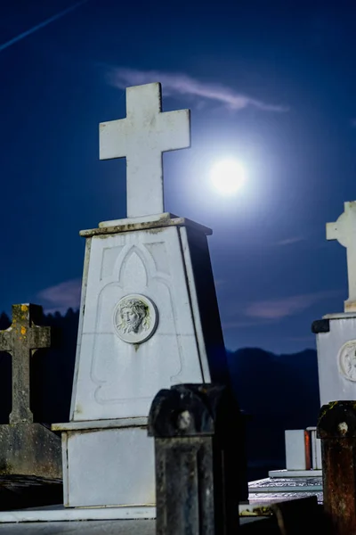 Túmulos Com Cruzes Cristãs Cemitério Noite Com Uma Lua Cheia — Fotografia de Stock