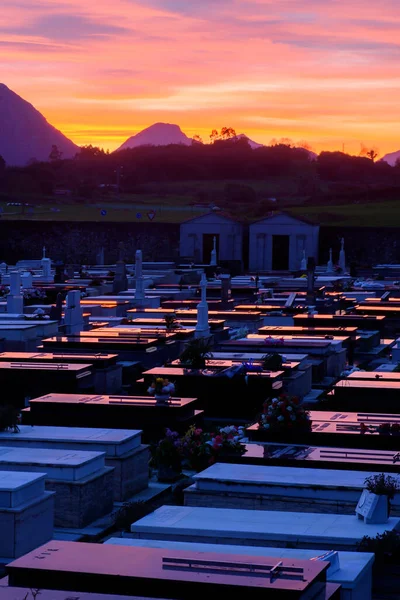 Západ Slunce Pohled Křesťanský Hřbitov Horami Pozadí Hrobky Kříži — Stock fotografie
