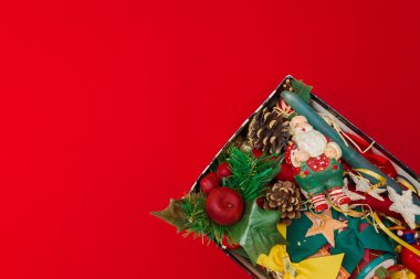 Süslü bir kutu ve kırmızı arka planda berbat noel figürleri. Noel zamanı..
