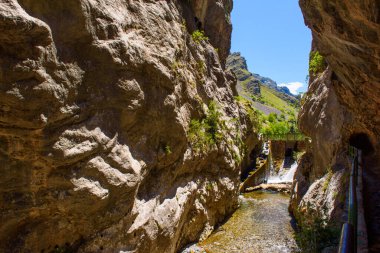 Nehir geçidi yolunu önemser. Picos de Europa Ulusal Parkı 'nda yürüyüş parkı, İspanya. Etkileyici uçurumlar arasındaki dağ yolu