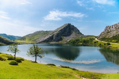 Picos de europa Ulusal Parkı 'ndaki Covadonga Gölü' nden Enol Gölü manzarası, İspanya.