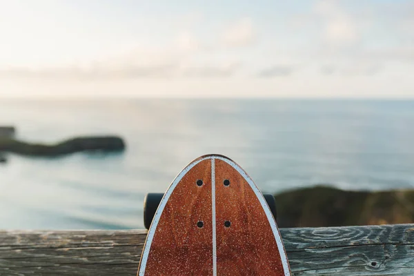 Monopatín Patín Surf Longboard Apoyado Una Barandilla Madera Con Mar —  Fotos de Stock