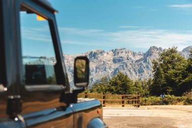 Odaklanamayan off-road arabası Picos de europa Ulusal Parkı 'nın önünde park edilmiş durumda. Seyahat ve macera konsepti.