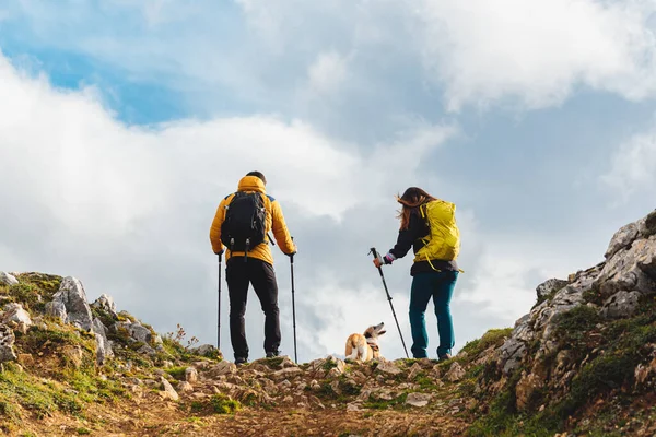 Couple Alpinistes Avec Sac Dos Sur Une Route Montagne Avec — Photo