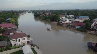 Bir römorkör konvoyu kargo almak için nehir boyunca boş tekneler kullanıyordu..