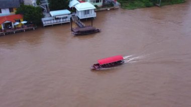 Phra Nakhon Si Ayutthaya ilinde küçük bir yolcu gemisi denize açılıyor..