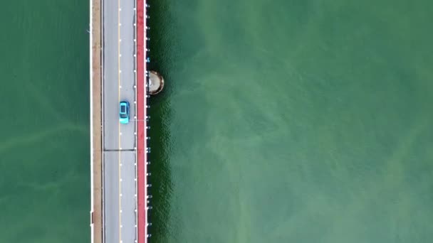 Vista Alto Ângulo Ponte Sobre Rio Com Tráfego Leve — Vídeo de Stock