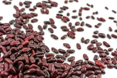 Beyaz arkaplanda kırmızı fasulye.