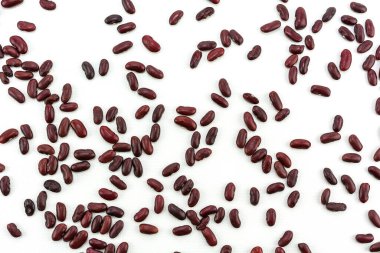 Beyaz arkaplanda kırmızı fasulye.