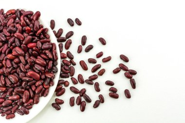 Beyaz arkaplanda kırmızı fasulye.