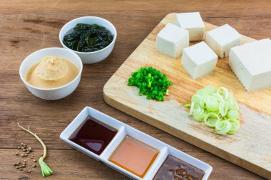 Tofu çorbası yapmak için gerekli malzemeler..