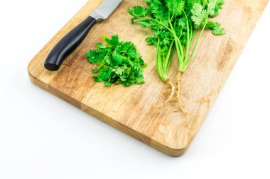 Ahşap zemine yerleştirilmiş tohumlu kişniş.