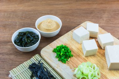 Tofu çorbası yapmak için gerekli malzemeler..