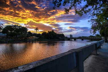 Ping Nehri 'nin Görüntü Manzarası, Nawarat Köprüsü Chiang Mai Günbatımı Gökyüzü