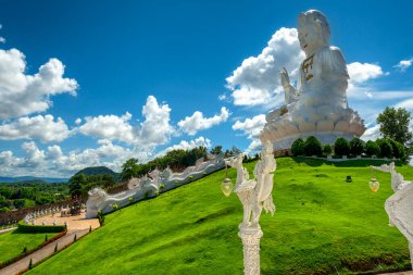 Wat Huay Pla Kang 'ın dev Guan Yin heykeli, Chiang Rai ilinin. Mavi Gök manzaralı
