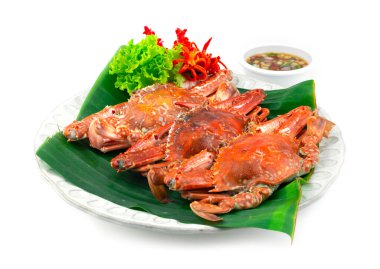 Buharda pişirilmiş yengeç baharatlı biber sosu Tayland deniz ürünleri tarzı yan görüş sunar.